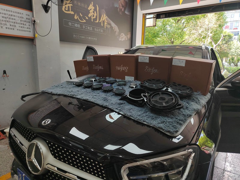 怀化奔驰GLC260音响改装诗芬尼专车专用喇叭，旋转高音+网红发光套件